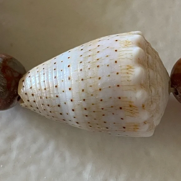 Shell & Jasper Bracelet - Picture 2 of 9